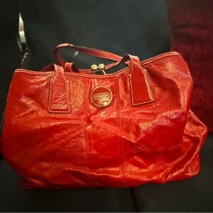 Coach Signature Patent Leather Bag Kisslock
F15658 Berry Red